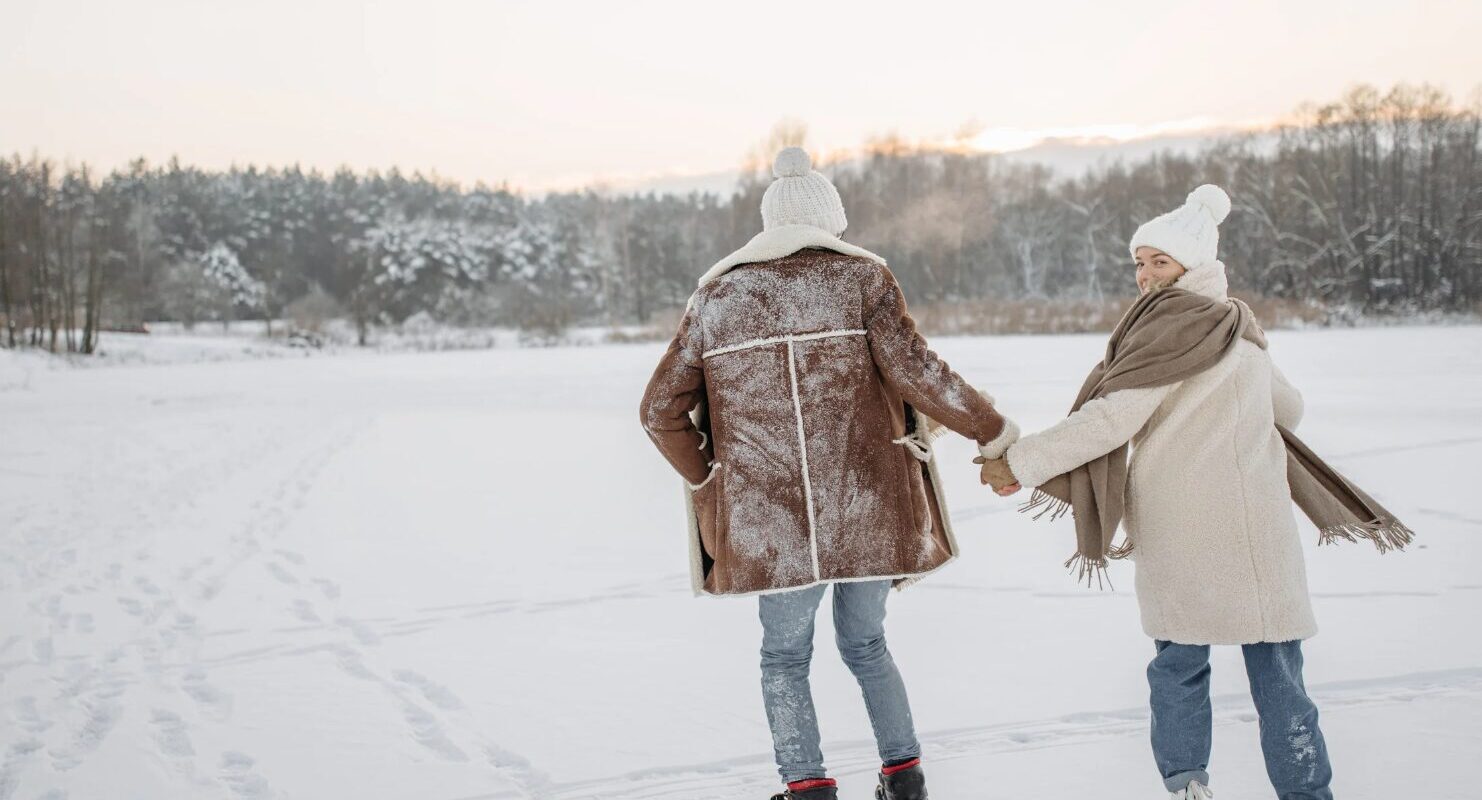 Schlittschuhlaufen im Wald in Deutschland: Magische Wintermomente auf glattem Natureis erleben