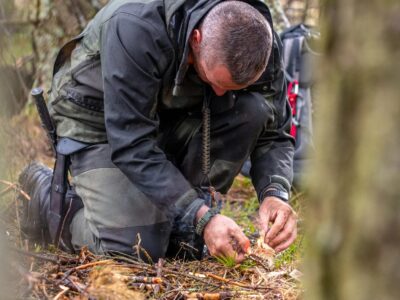 Feuer ohne Feuerzeug Uralte Techniken, um ein Feuer zu entfachenv