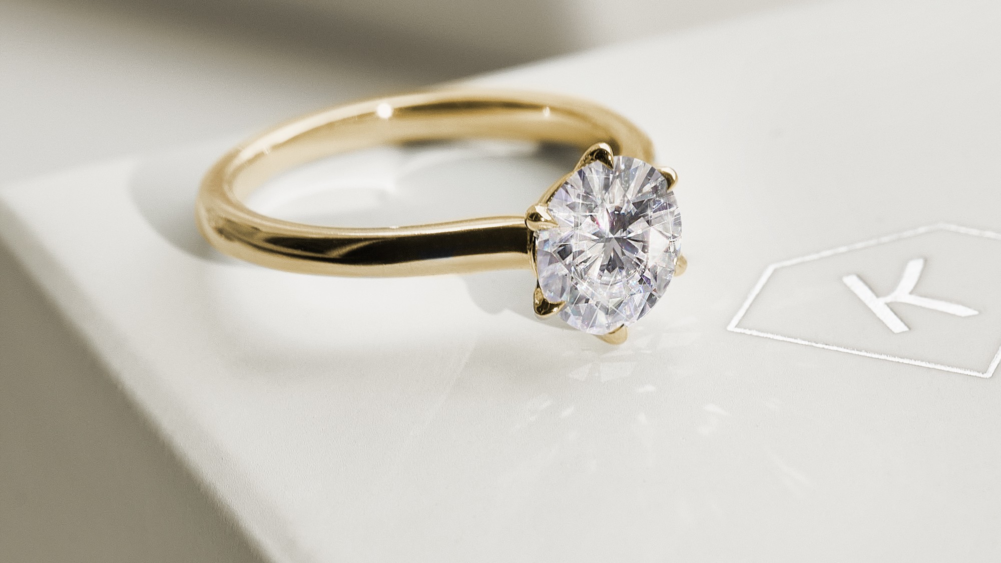 Der Verlobungsring: Symbolik, Auswahl und Übergabe